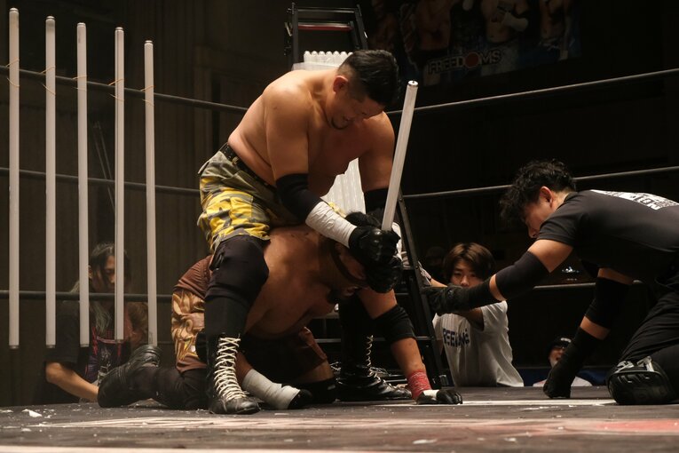 蛍光灯で殴り合い、大流血して…メキシコ人デスマッチファイター「もっと日本にいたい」ビオレント・ジャックの切実な思い「外国人がって…でも、ここがオレの家」(78)