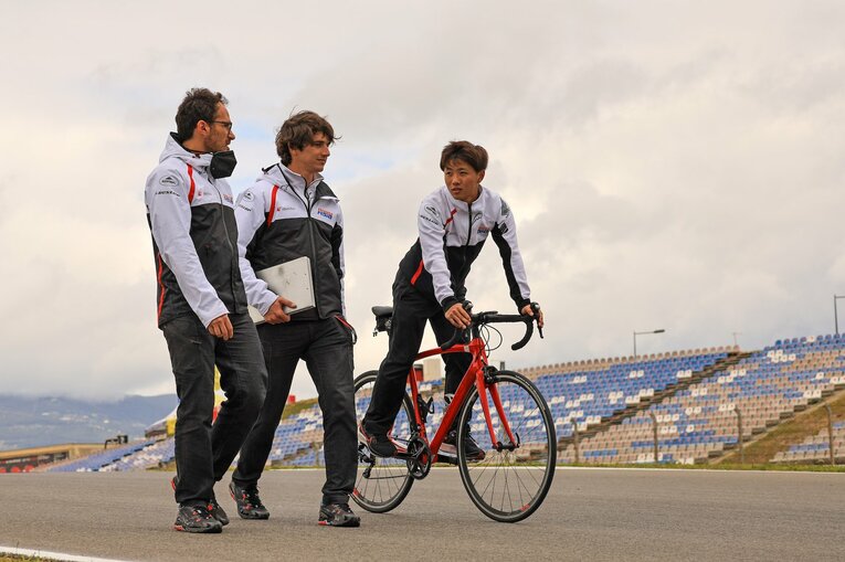 開幕先日に自転車でコースの下見をする古里。骨折した右足にはまだ痛みが残っている　photograph by Satoshi Endo