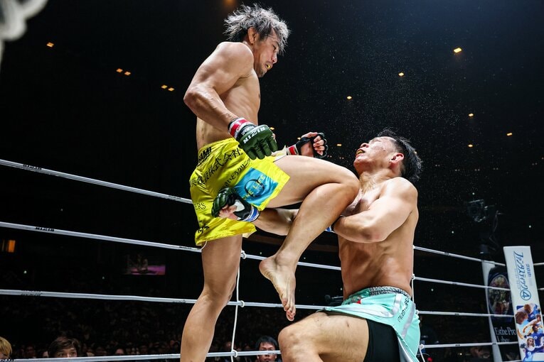 金原正徳の飛び膝蹴りがYA-MANのアゴをとらえた瞬間の連続写真（5枚目／全5枚） ©RIZIN FF Susumu Nagao