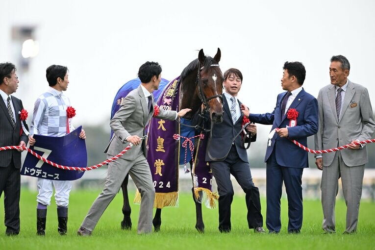 天皇賞・秋の口取り式　©Keiji Ishikawa