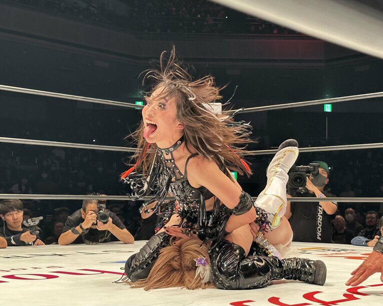 すかさず上谷は“騙し討ち”。たむは3カウントを奪われた