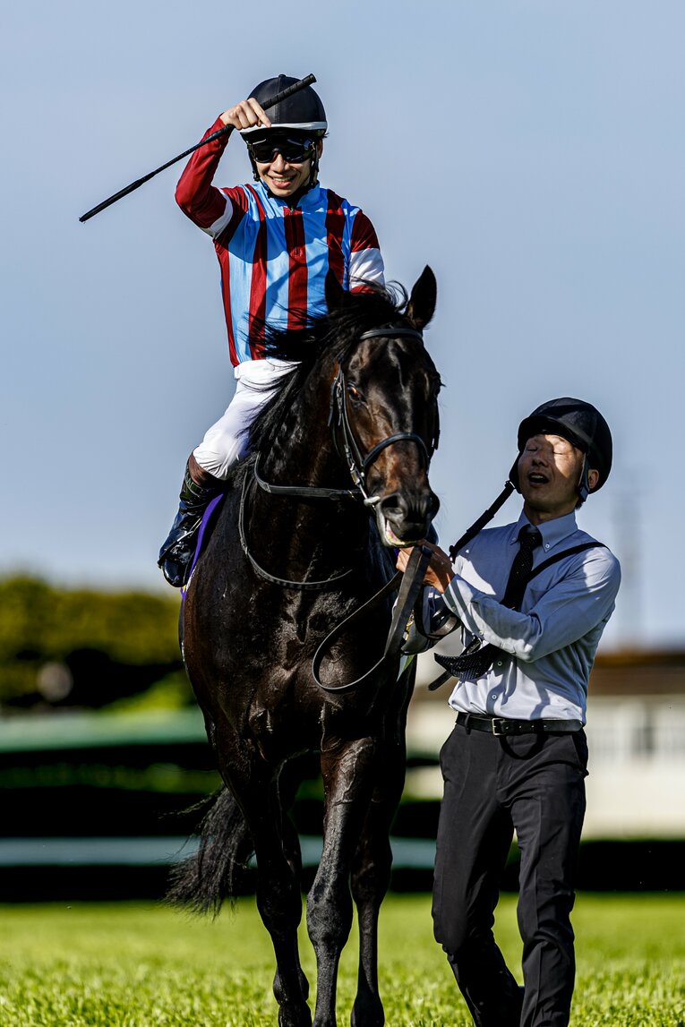 誇らしげにロブチェンを指さす松山弘平　©Kiichi Matsumoto