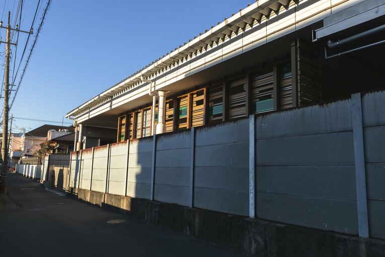 町から見ると競馬場への通路はこんな感じだった