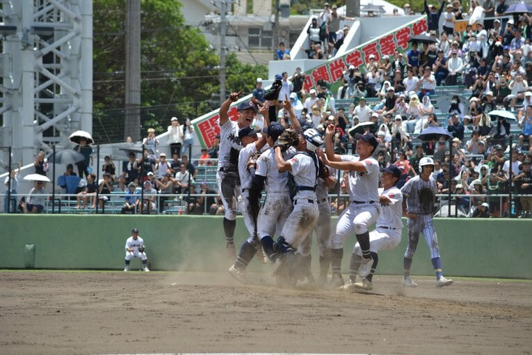 夏の甲子園出場が決まった瞬間、歓喜を爆発させる沖縄尚学ナイン　©Takarin Matsunaga