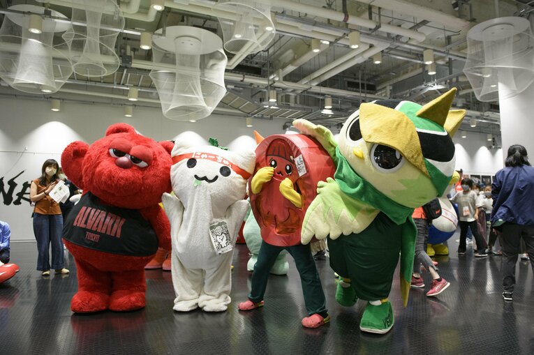 すっかり仲良くなったゆるキャラたち　©Hirofumi Kamaya