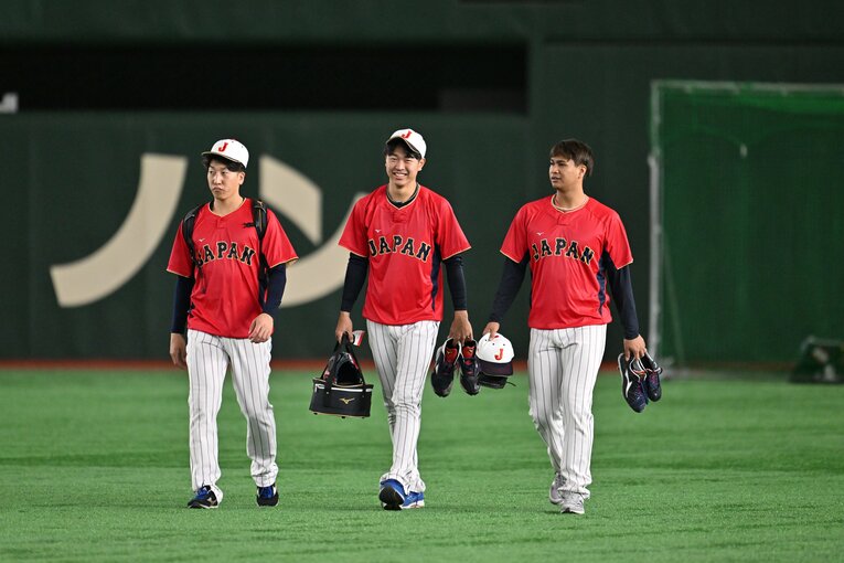最年少メンバーとして投手陣の先輩からも可愛がられた高橋宏斗（中央）　©︎Noaya Sanuki