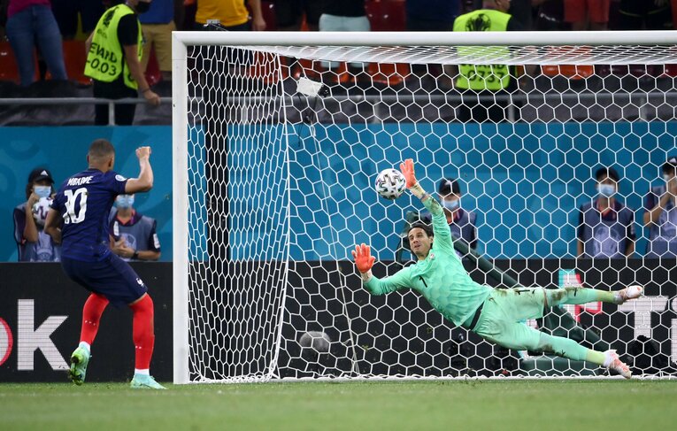 ムバッペのPKを見事にストップし、世界王者撃破の立役者となった©Getty Images