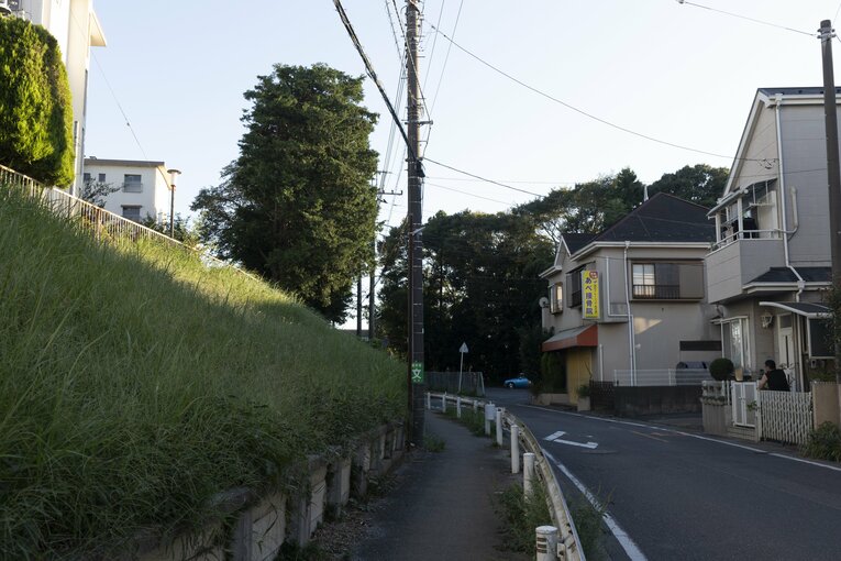 競馬場跡地の周りを歩いていると、団地の区画が一段高くなっていることに気づく。この道は恐らく競馬場の“外周”なのだろう