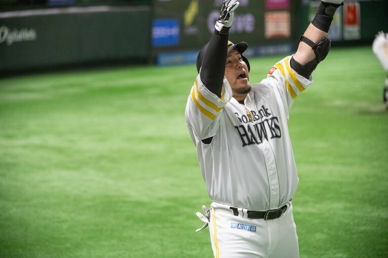 ソフトバンク・山川穂高「確信歩きからのどすこいポーズまで」連続写真（10枚目／10枚中）©︎Nanae Suzuki