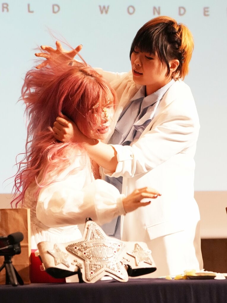 6月5日の記者会見。中野たむの顔面をケーキに押し付けるMIRAI