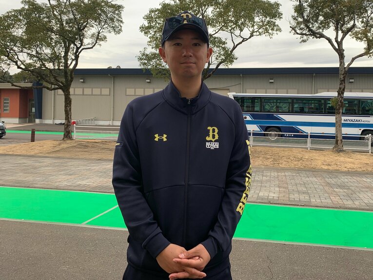 宮崎キャンプで取材に応じてくれた岡崎大輔スカウト（27歳）。2022年から球団スカウトを務め、曽谷のほか2024年ドラフト1位・麦谷祐介らを担当（筆者撮影）