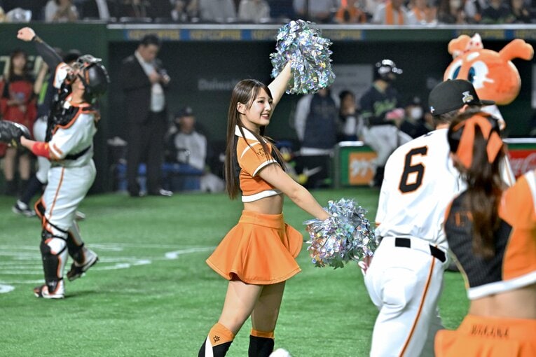 試合を盛り上げる巨人の公式マスコットガール「VENUS」　©Hideki Sugiyama
