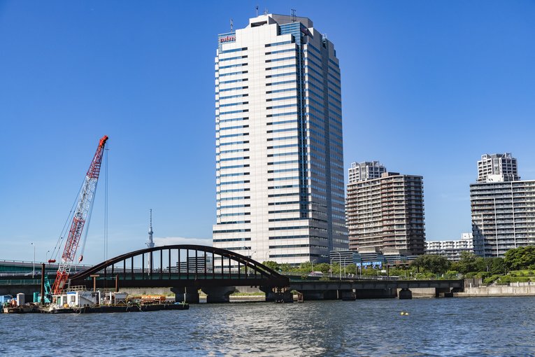 正面に見えるのが日本ユニシスの本社。その手前に古びた鉄橋がある