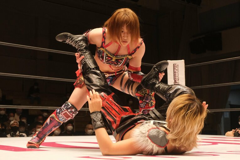 朱里とジュリア、“赤いベルト”戦を前にタッグ解散…スターダムを大きく変える「容赦なし」の対決とドンナ・デル・モンド結成秘話(38)