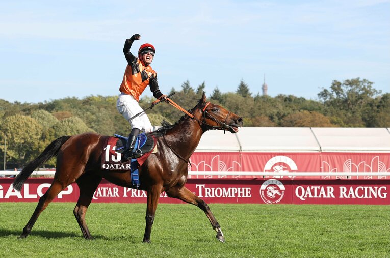 エースインパクト（フランス）の馬上で喜ぶクリスチャン・デムーロ　©JIJI PRESS