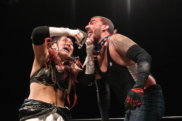 元パティシエが蛍光灯で殴り合い…“デスマッチアマゾネス”山下りなの媚びない魅力「犯罪以外なら何してもいい」 米国で男子相手に王座獲得(92)