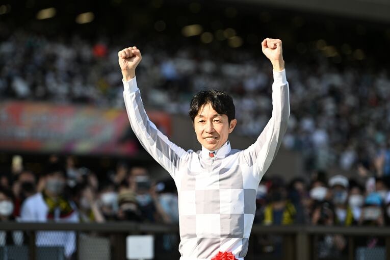 自らの記録を更新するダービー6勝目をあげた武豊　©Keiji Ishikawa