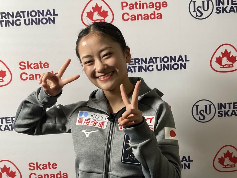 笑顔でピースを作った渡辺　©Akiko Tamura