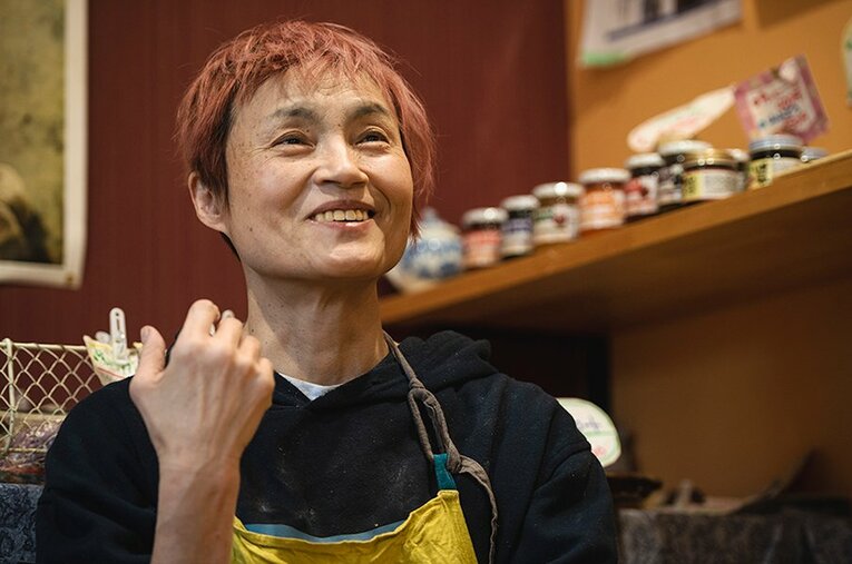現在は岩手県でパン店を営みながら、バラエティなどにも出演している菅原初代さん ／ photograph by Wataru Sato