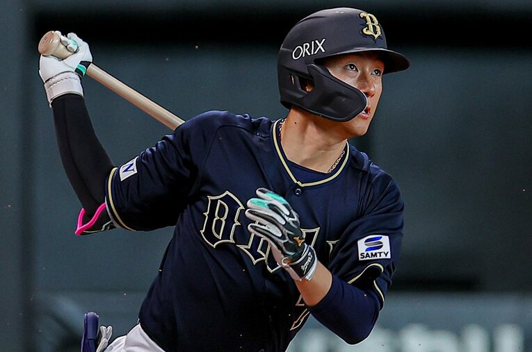 プロ野球界屈指の巧打者で知られる西川龍馬。FA移籍したオリックス2年目での覚醒なるか ／ photograph by JIJI PRESS