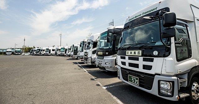 馬運車はさながら“グリーン車”。最高の装備は馬も人も惹き付ける。
