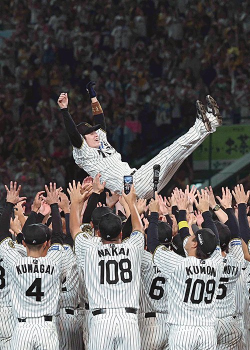 藤川監督に続いて6度、宙を舞った中野。新人から5年連続100安打を記録するなど、不動のレギュラーとして活躍する