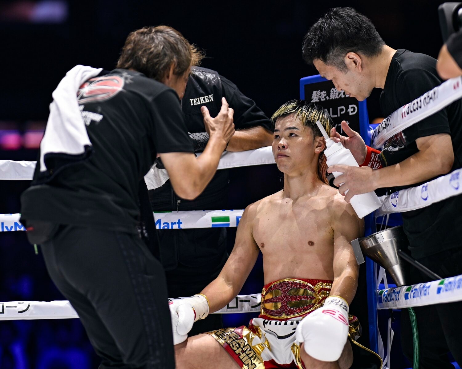 葛西トレーナーの言葉に耳を傾ける那須川天心 ©︎Hiroaki Finito Yamaguchi