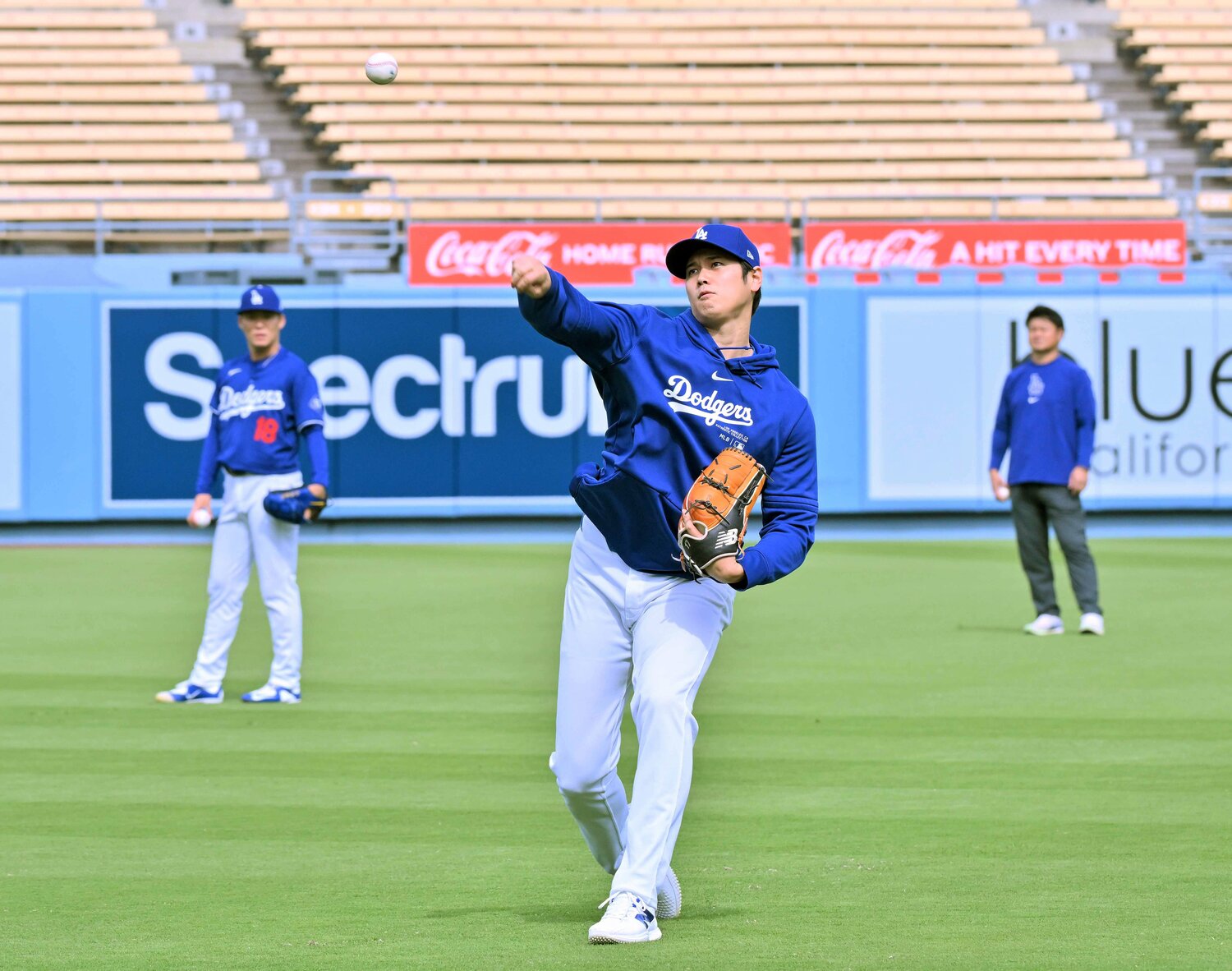 3月25日、騒動の渦中で。手術後初のキャッチボールに力を込める大谷翔平　©JIJI PRESS
