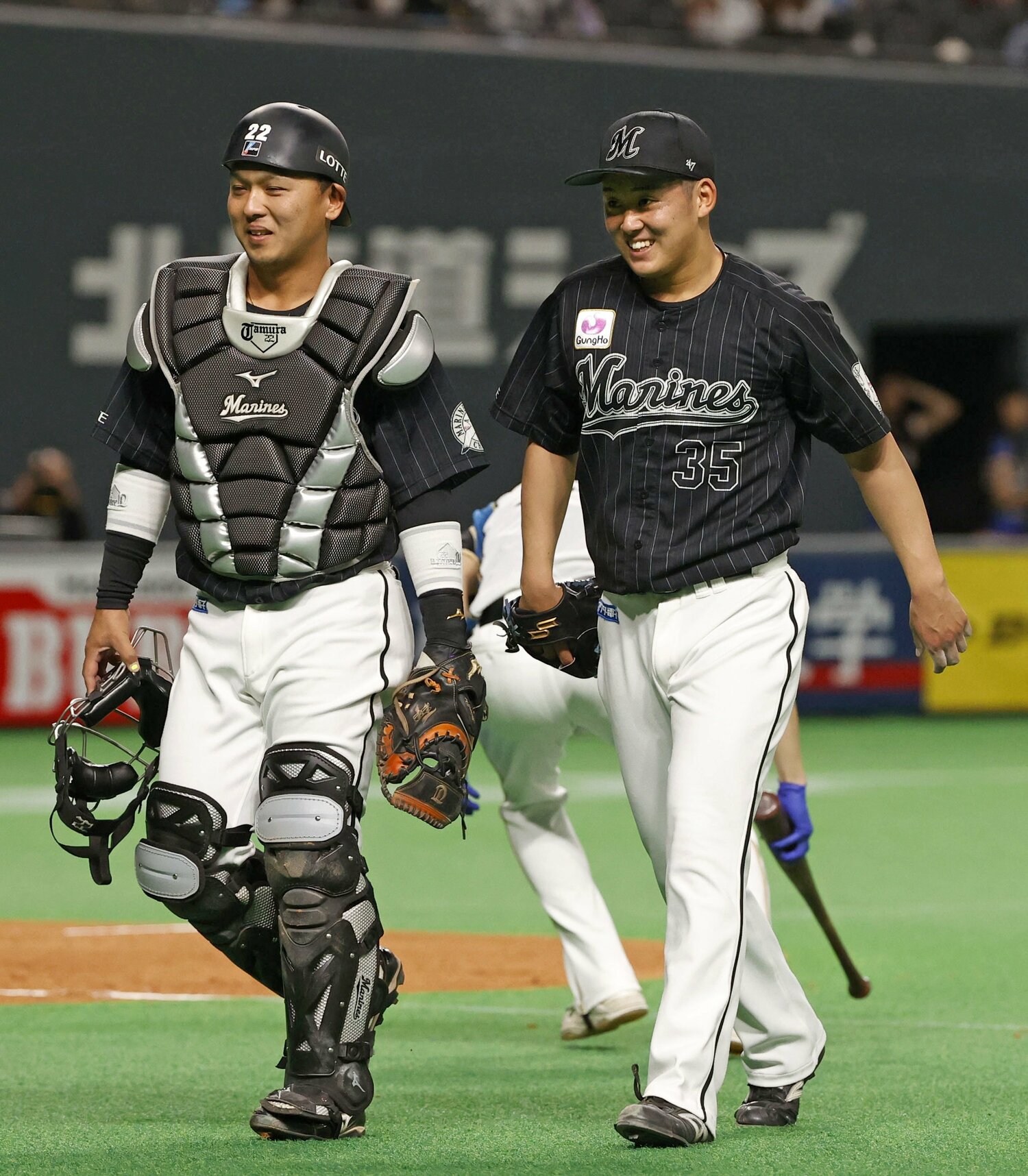 捕手・田村（左）と笑顔で言葉をかわす鈴木　©︎KYODO