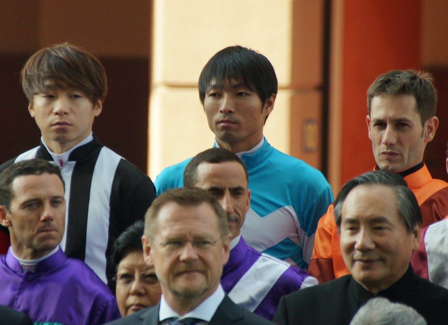 左から池添謙一、大野拓弥、ミルコ・デムーロ（香港遠征にて撮影）