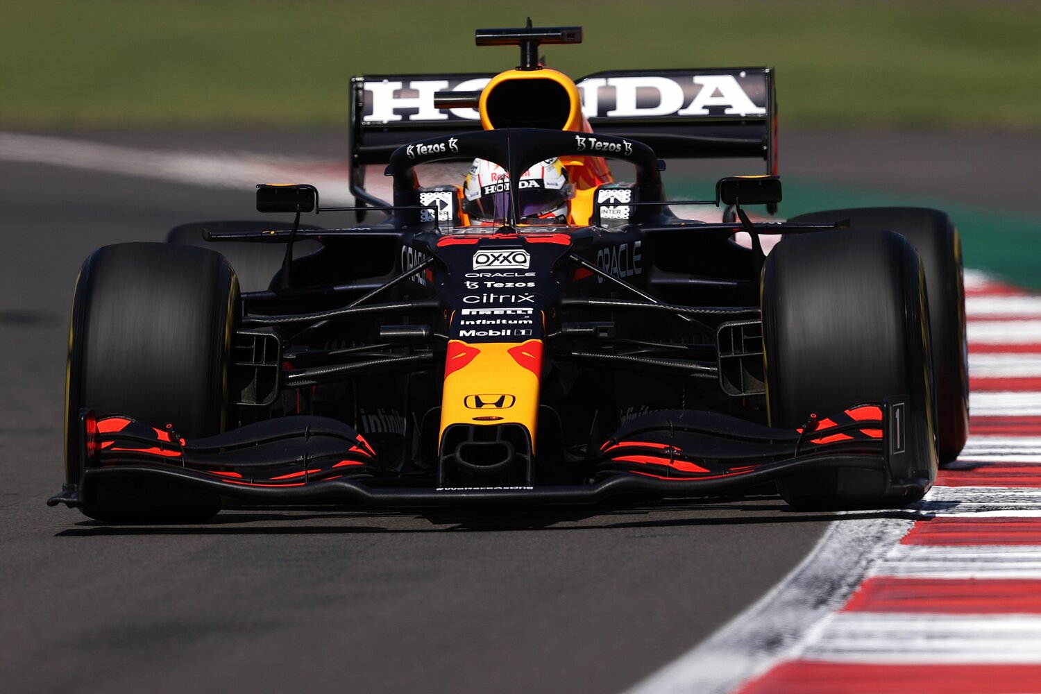 リアウイングの「HONDA」ロゴも誇らしげな2021年のチャンピオンマシンRB16B　©Getty Images / Red Bull Content Pool