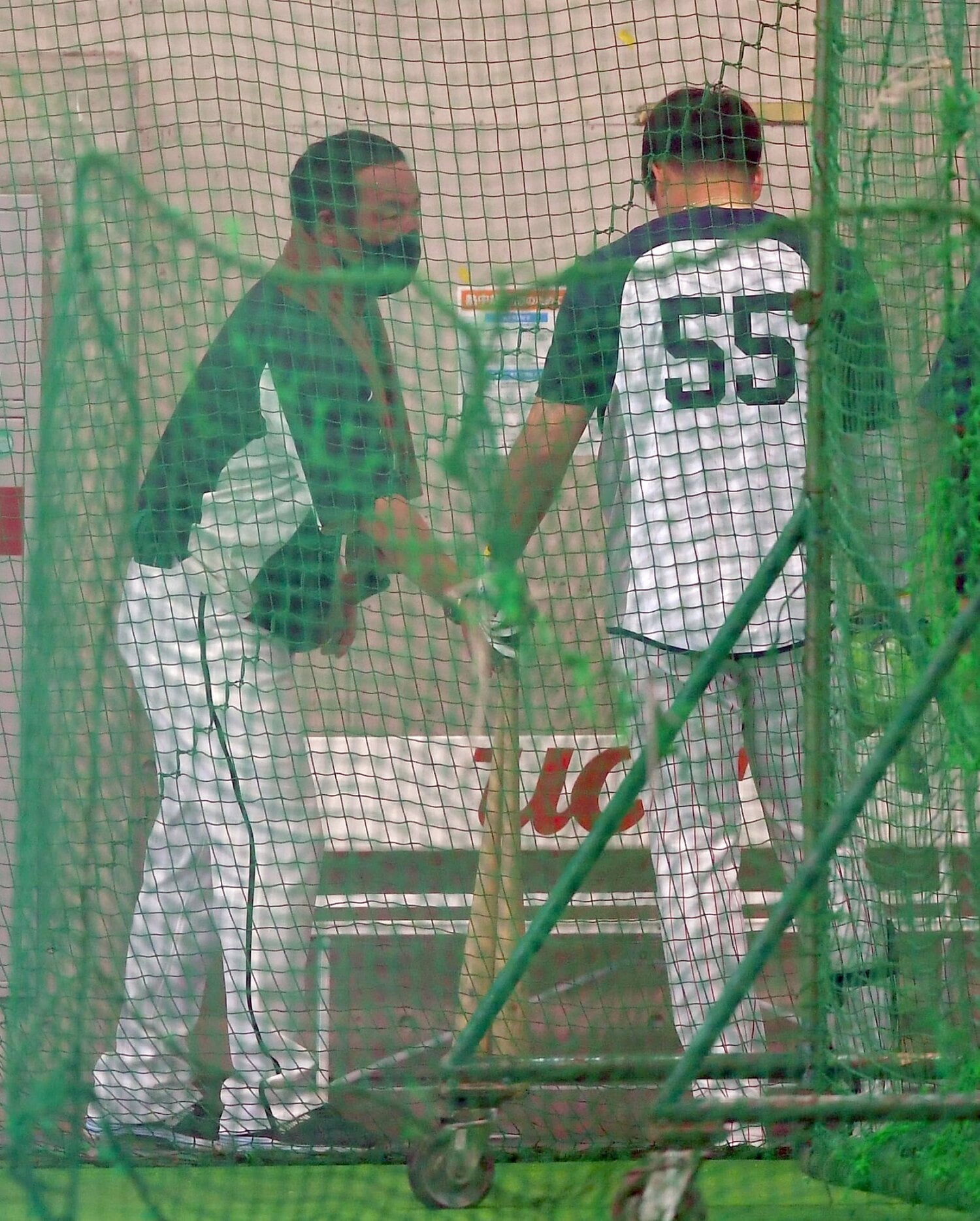 ロッテの臨時コーチを務めた2021年、ヤクルトとの練習試合の際に村上宗隆と言葉をかわしていた ©︎Sankei Shimbun