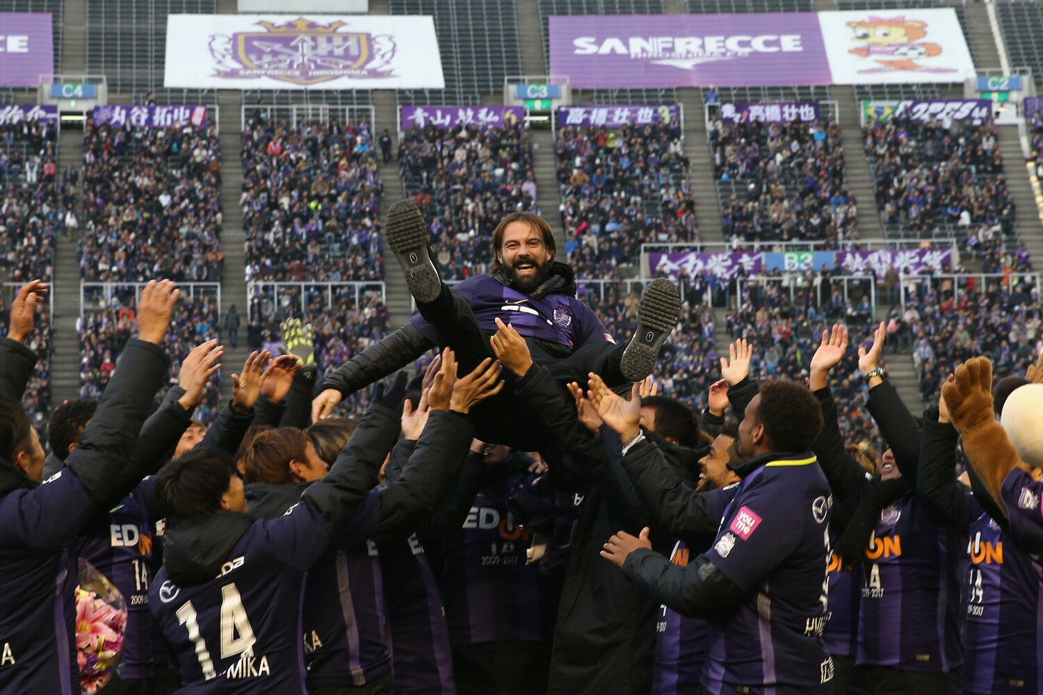 2017年、サンフレッチェ広島退団セレモニーでの胴上げ　©Getty Images