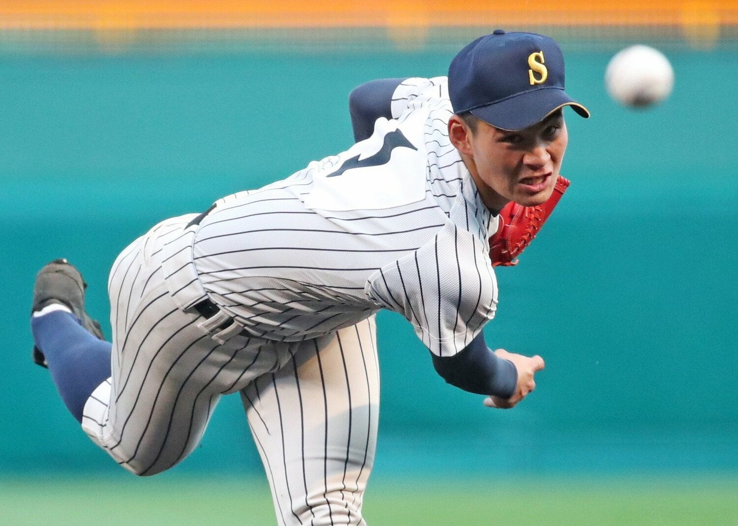 2年春の選抜大会で力投する明石商・中森　©JIJI PRESS