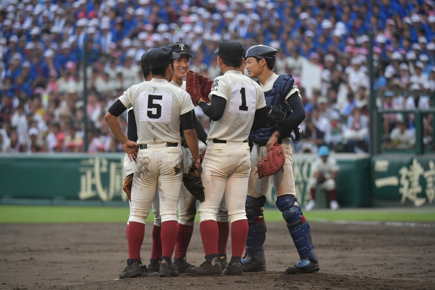 マウンドに集まる大阪桐蔭ナイン。右が小泉航平　©Hideki Sugiyama