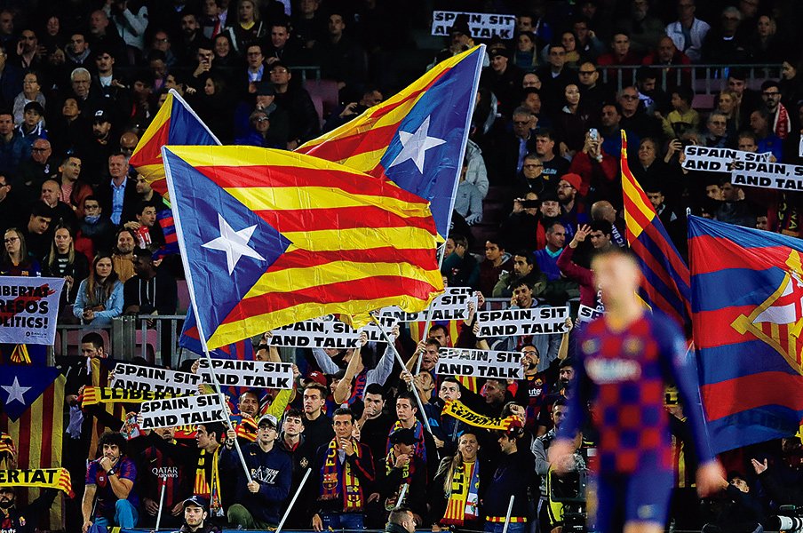 延期のクラシコは開催できる？カタルーニャの政治的喧騒は続く。＜Number Web＞ photograph by Getty Images