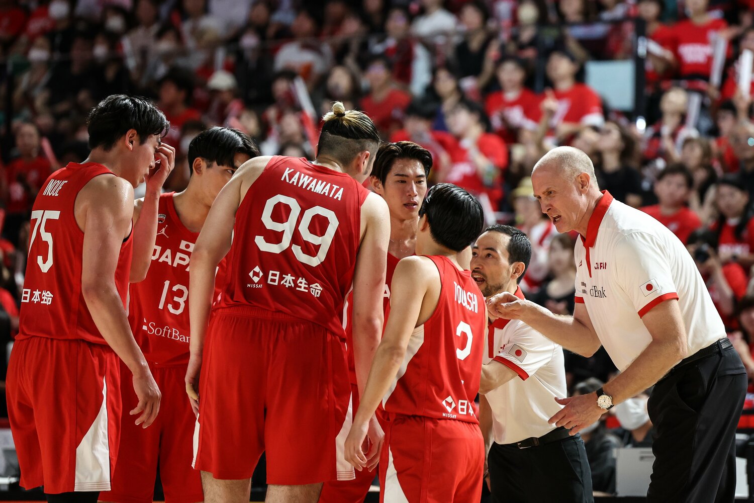 選手たちを鼓舞するトム・ホーバスHC（2023年8月vs.ニュージランド） ©︎Getty Images