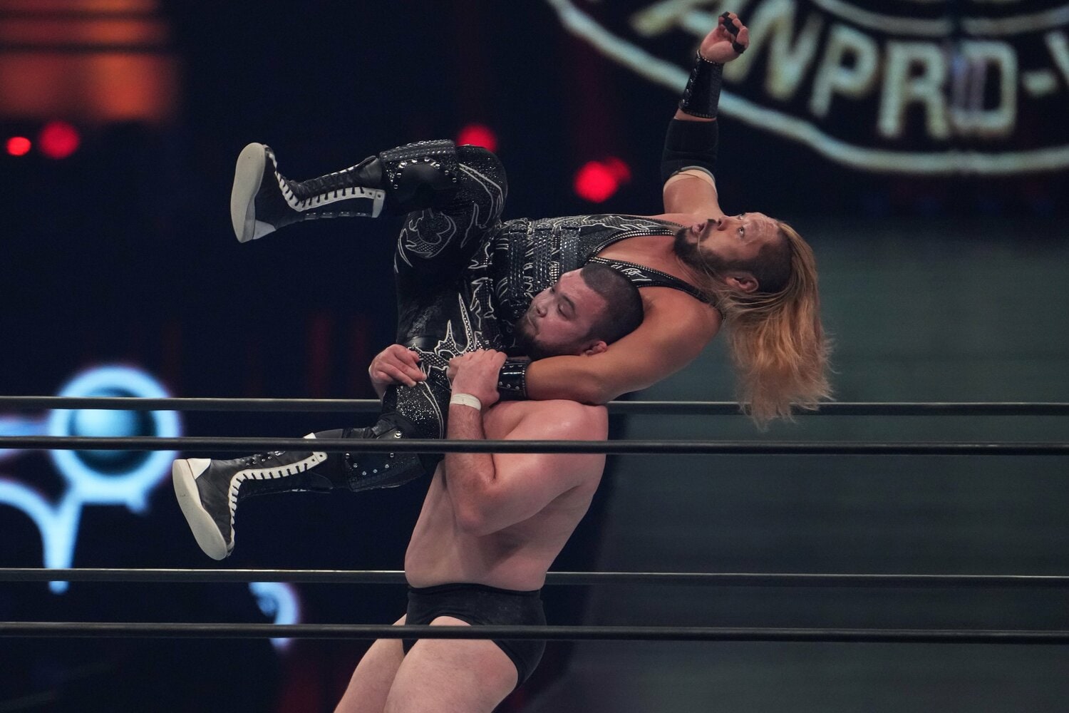 EVILにアングルスラムを見舞うウルフアロン。カート・アングルとは五輪金メダリストという共通項がある ©Masashi Hara