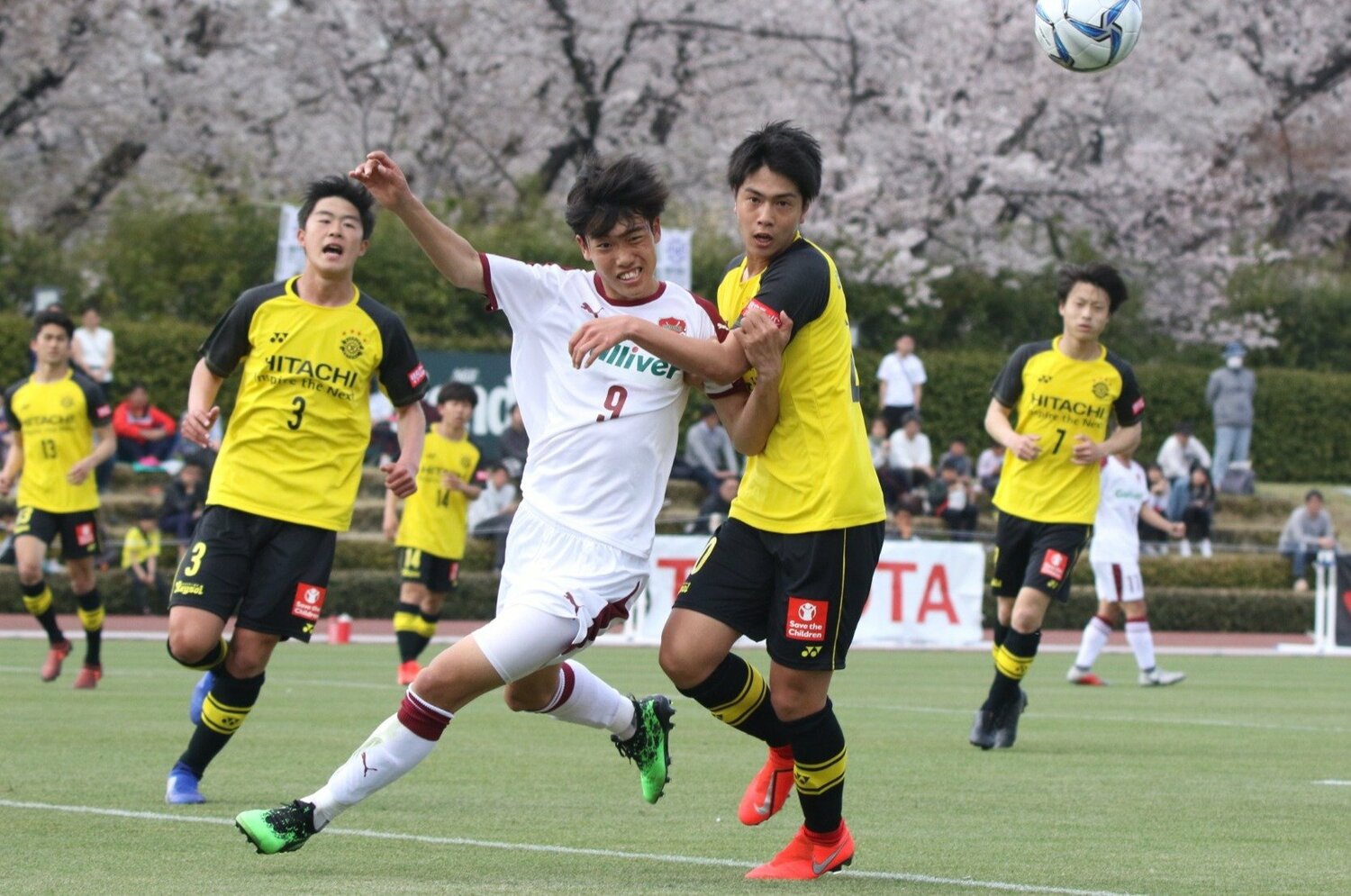 柏U-18時代に尚志高の染野唯月（左、現U-23日本代表／東京ヴェルディ）とマッチアップする戸田伊吹　©︎Takahito Ando