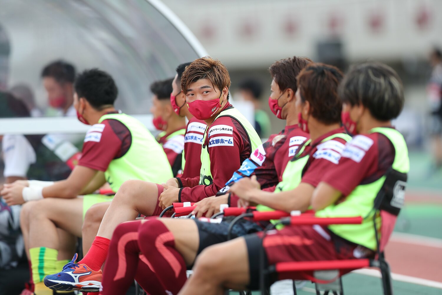 ベンチで出番を待つ、FC琉球時代の市丸瑞希（2021年）©︎J.LEAGUE