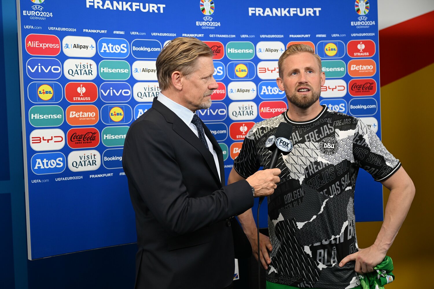 EUROでの試合後、キャスパー・シュマイケルにインタビューするのは、なんと父のピーター・シュマイケル ©Getty Images