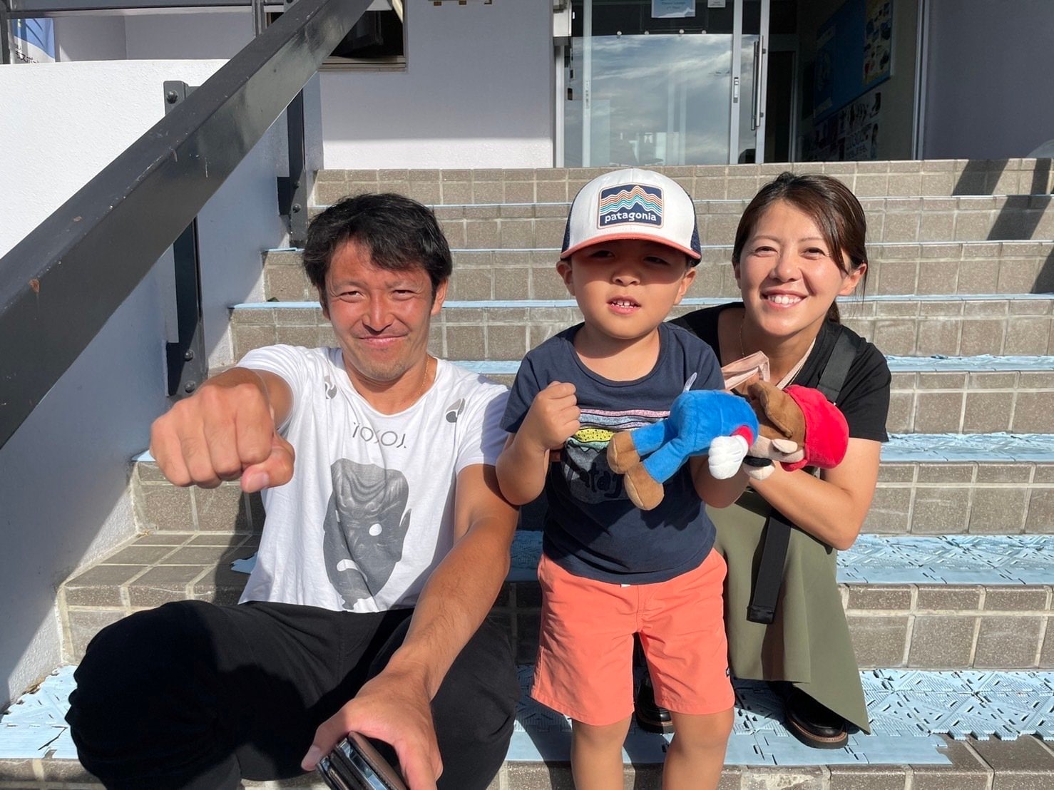 （左から）伊藤さんと息子さん、妻の美佳さん　写真は本人提供