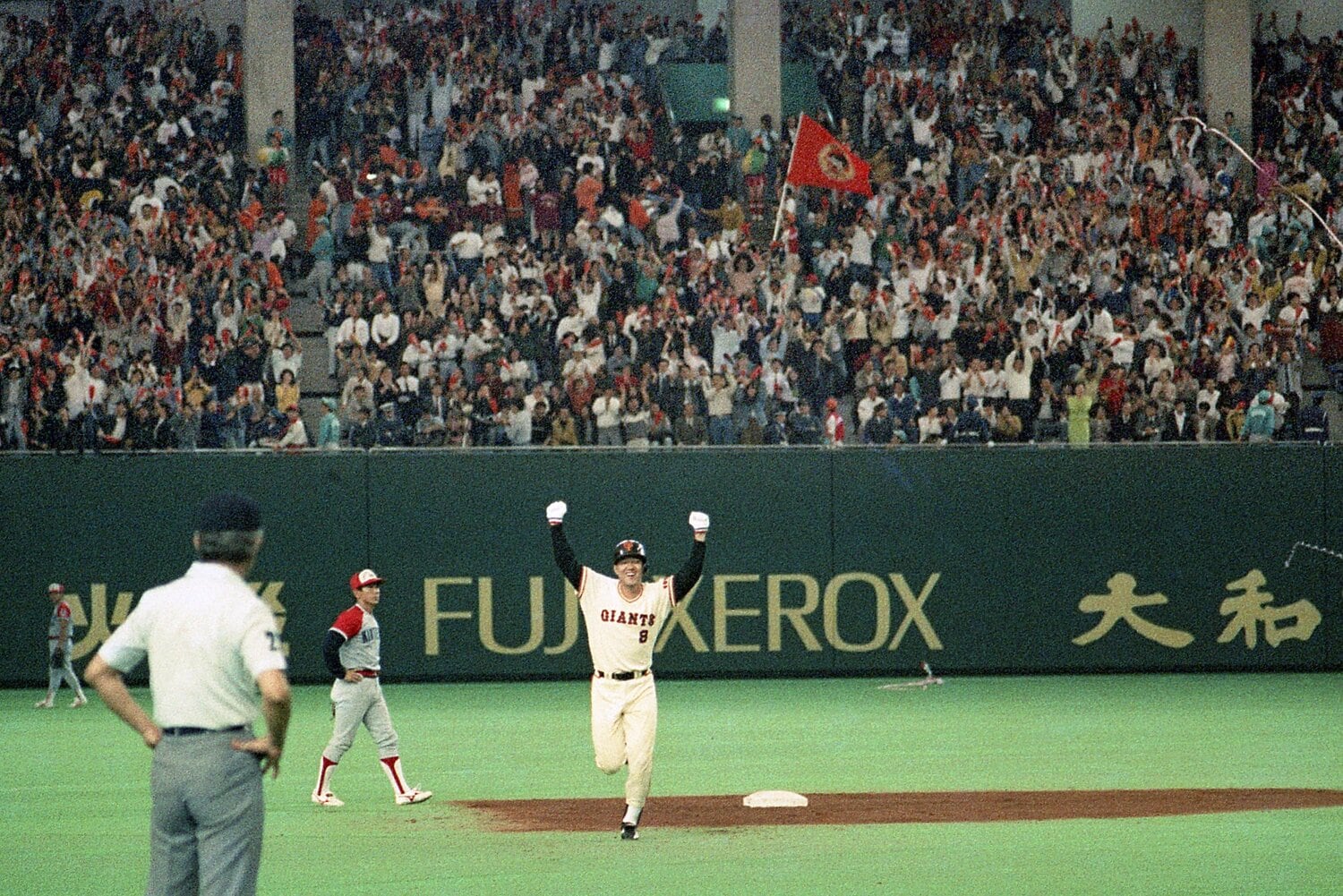 1989年の近鉄との日本シリーズ第5戦で満塁弾を放ち、バンザイしながら三塁へ向かう巨人・原　©︎Sankei Shimbun