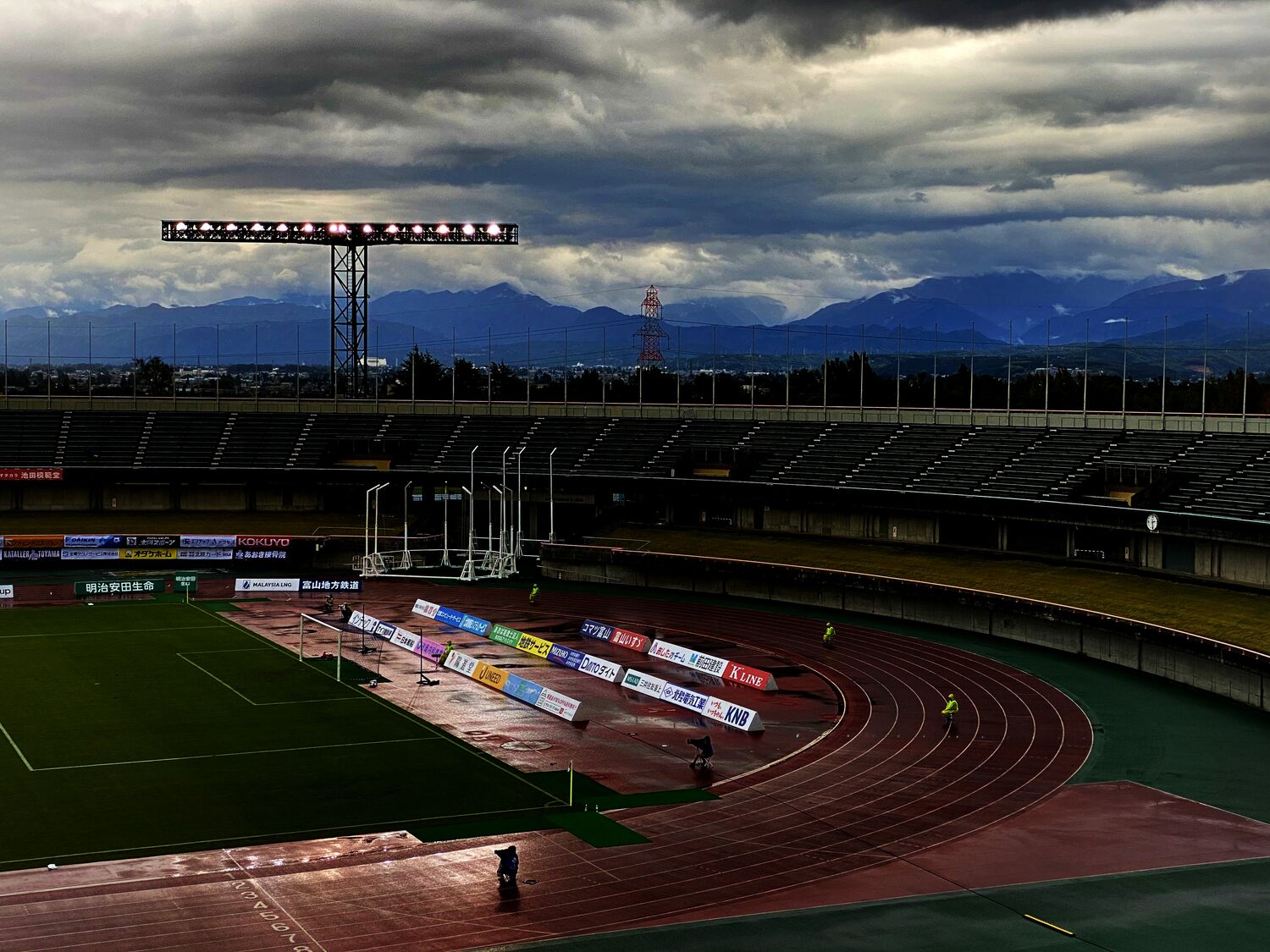 富山県総合運動公園陸上競技場から見た立山連峰　©Tetsuichi Utsunomiya