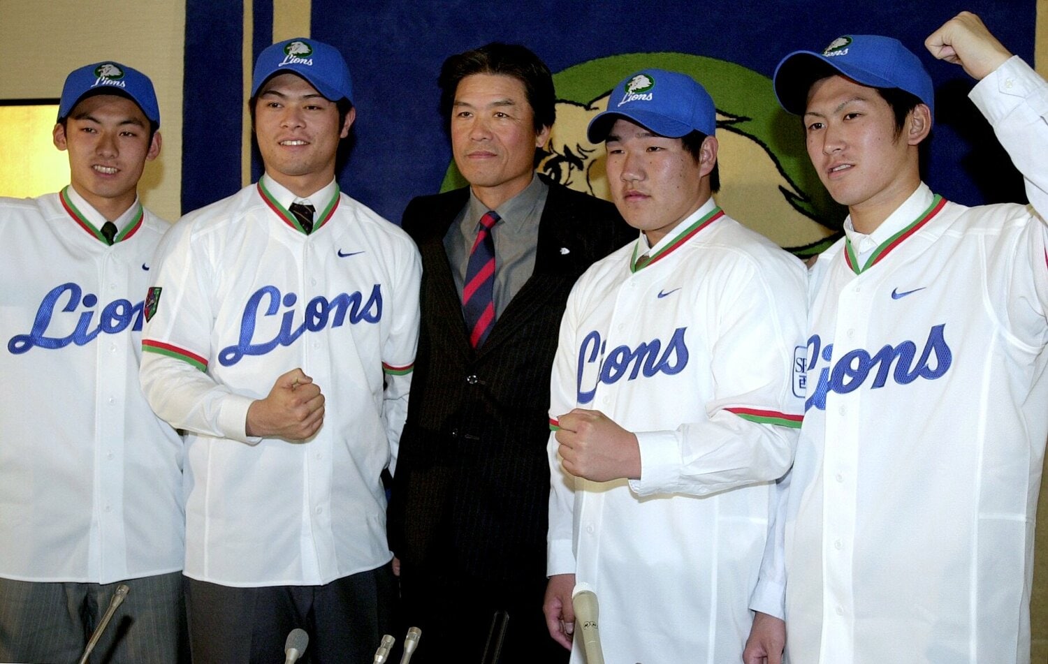 2001年ドラフトで指名された栗山（左）。当時の伊原春樹監督を中心に細川亨、中村剛也、竹内和也とポーズをとる　©JIJIPRESS