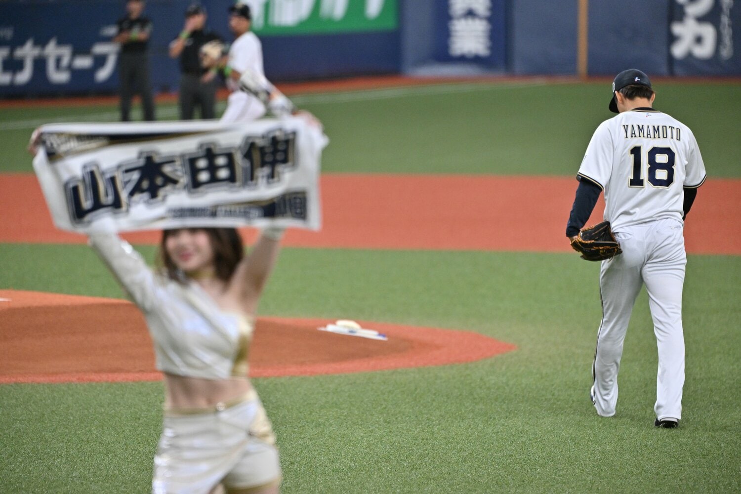 日本シリーズ第1戦のまっさらなマウンドに上がる山本由伸　©︎Hideki Sugiyama