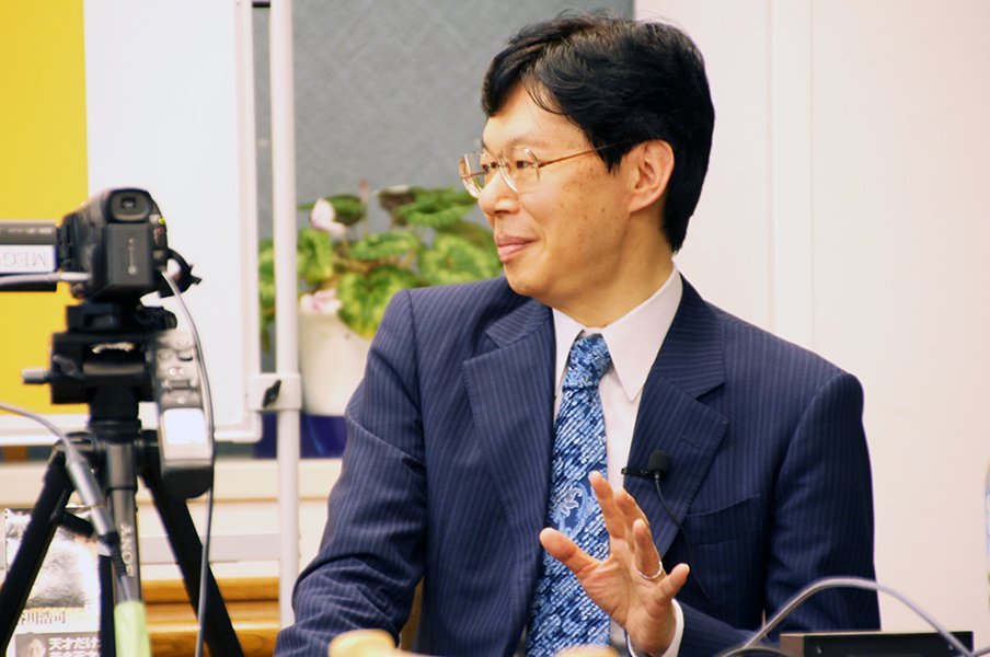 トークイベントの際の谷川浩司九段 ©Satoshi Shigeno