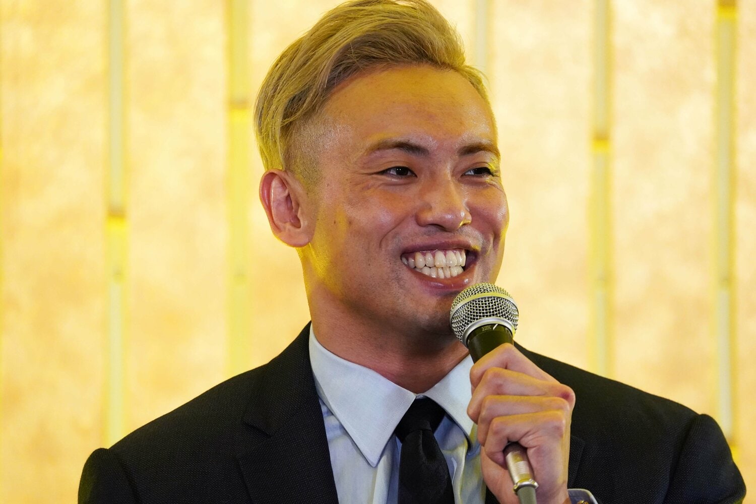 会見で余裕の笑みを浮かべるオカダ・カズチカ　©Essei Hara