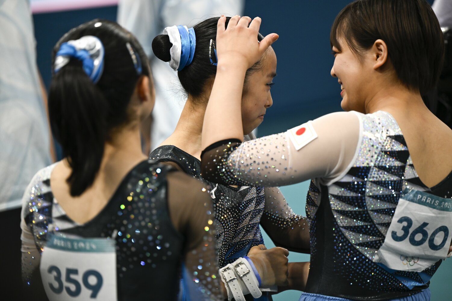 涙を流す中村の頭を撫でた牛奥　©Asami Enomoto/JMPA