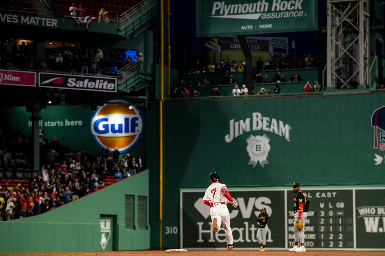 「グリーンモンスター越え」のメジャー第1号を放った吉田正尚　©Getty Images